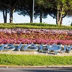 With Garden And Swimming Pool Access Апартаменти *