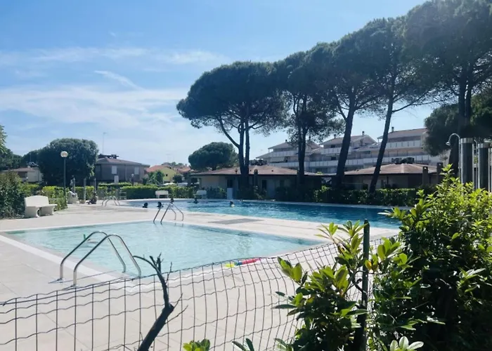 With Garden And Swimming Pool Access Apartment